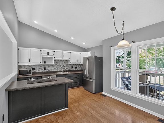 3rd image of 124 Wright St