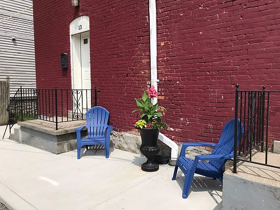 Private entrance of the studio apartment.