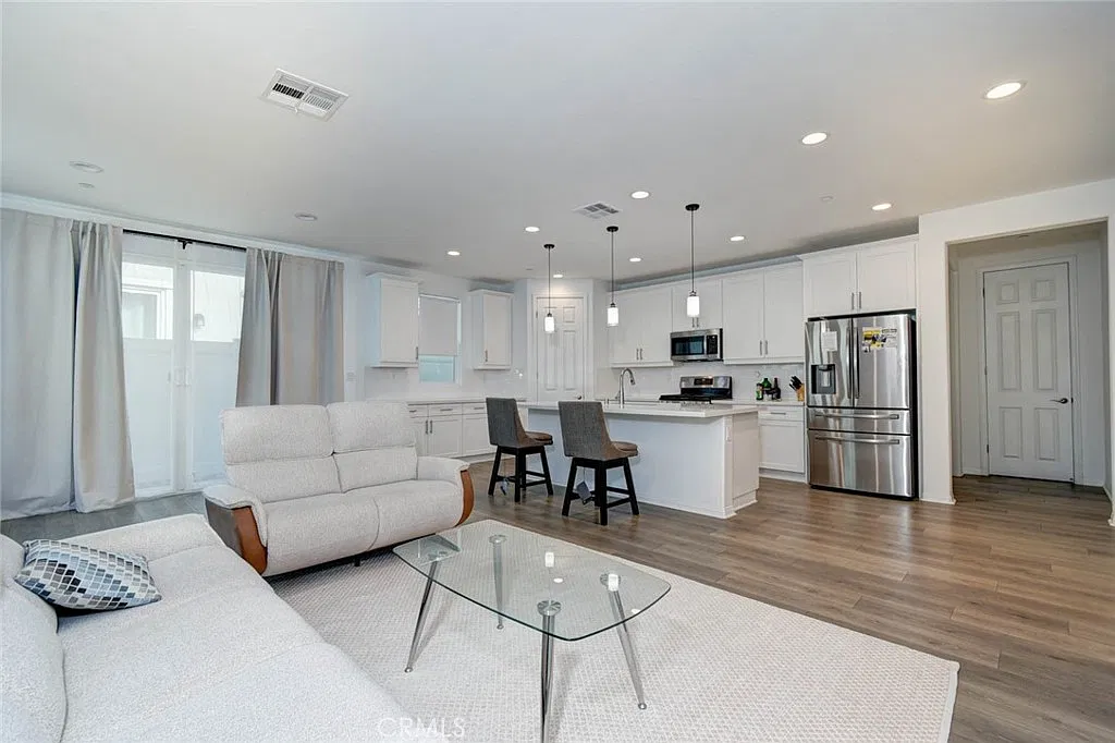 3 bed, 1445 sqft, $3,399 — Photo 4