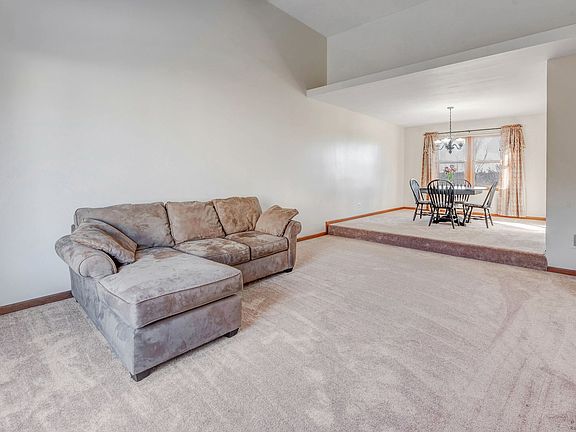 5th image of 277 Windsor Dr