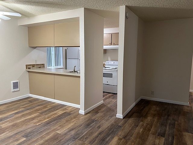 1st image of 704 NE Kane Dr #107