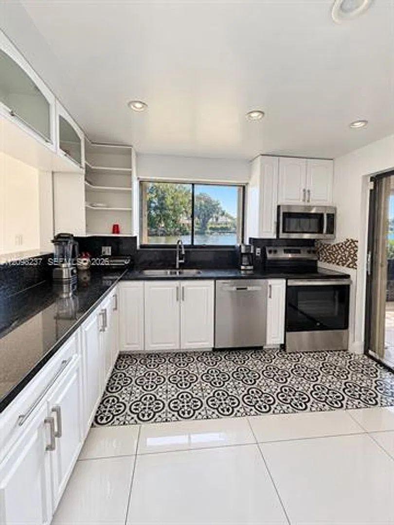 232 Wimbledon Lake Dr cu-232, Plantation, FL 33324 — Photo 1