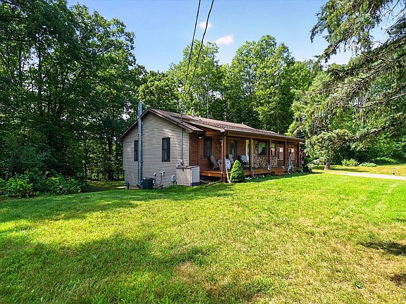 3rd image of 10077 Maple Hill Rd