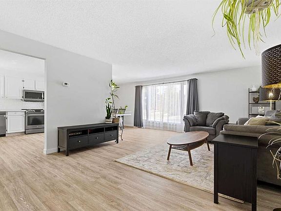 3rd image of 7 N Woodmont Rise SW