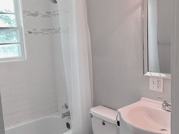 3rd image of 203 S Hickory St