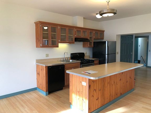3rd image of 165 Main St APT B