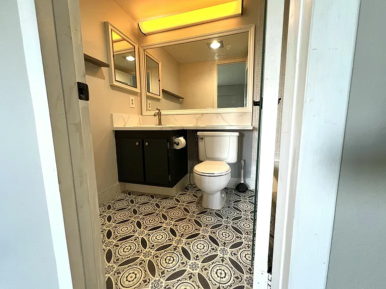 209 Suffolk E — Photo 21