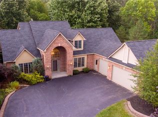 7 Sunleaf Dr, Penfield, NY 14526