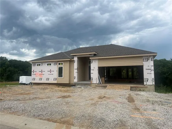 8580 Valley Spring Dr, De Soto, KS 66018