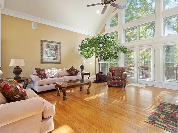 4th image of 95 Mountain Crest Dr