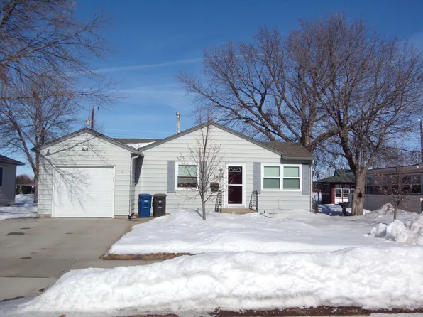 1408 Bridle Dr, Mitchell, SD 57301