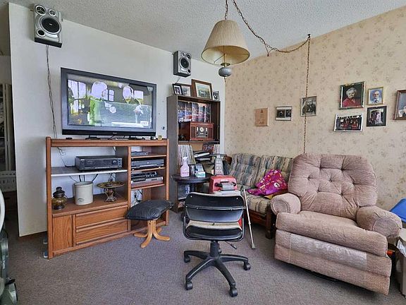 4th image of 218 W 3a St