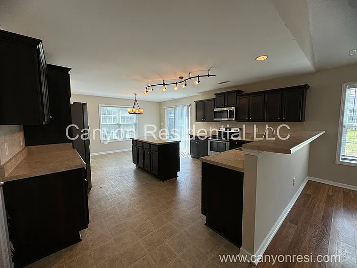 3 bed, 2.5 bath, 1909 sqft, $1,975 — Photo 3