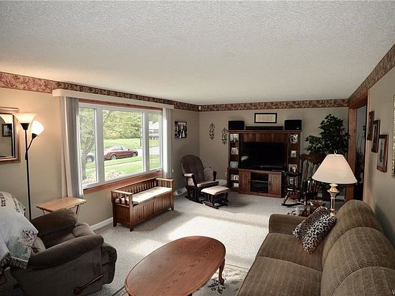 4th image of 960 Castlebar Dr