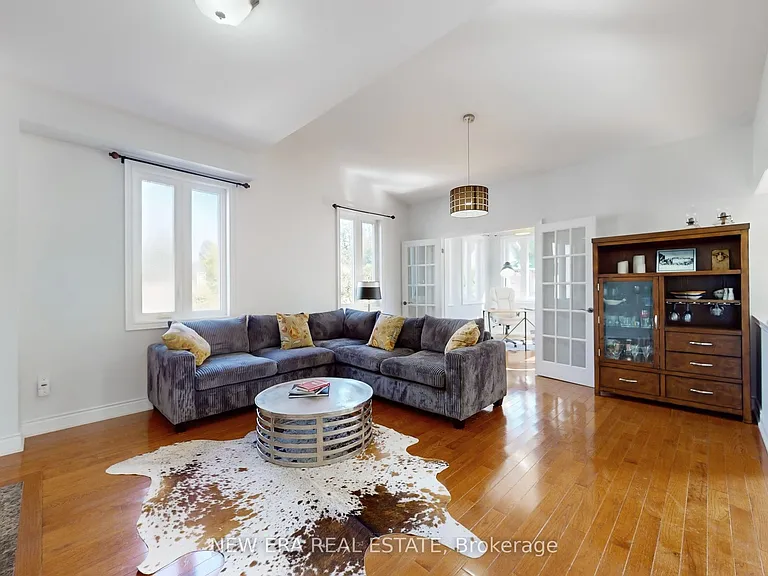1031 Lake Dr N #UPPER — Photo 3