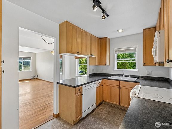 4th image of 10235 33rd Avenue SW