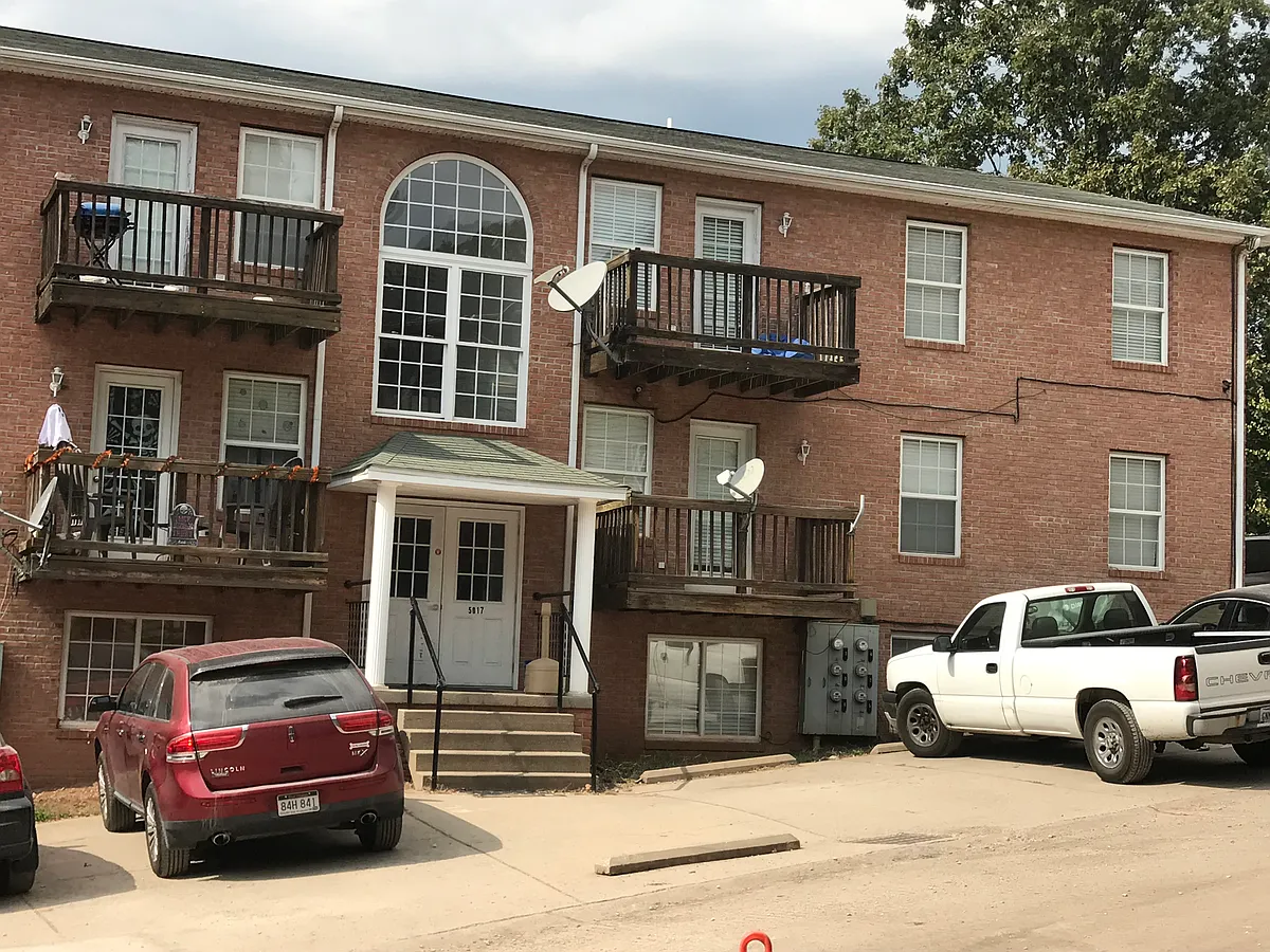 Building Photo - 2 BR 1 Bath Apartment