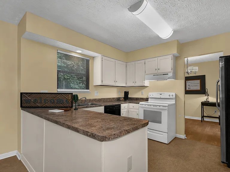 3084 Highland Park Dr — Photo 6