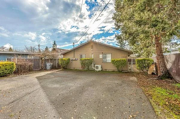 449 SW I St #B — Photo 1