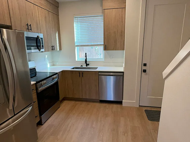 6657 N Fessenden St #19 — Photo 4