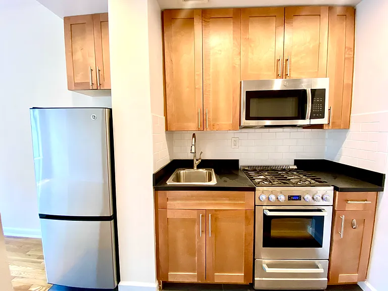 521 E 82nd St #2D — Photo 5