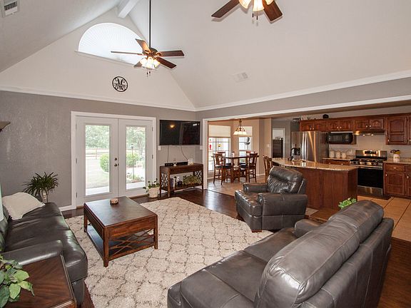 4th image of 7301 Oak Dr