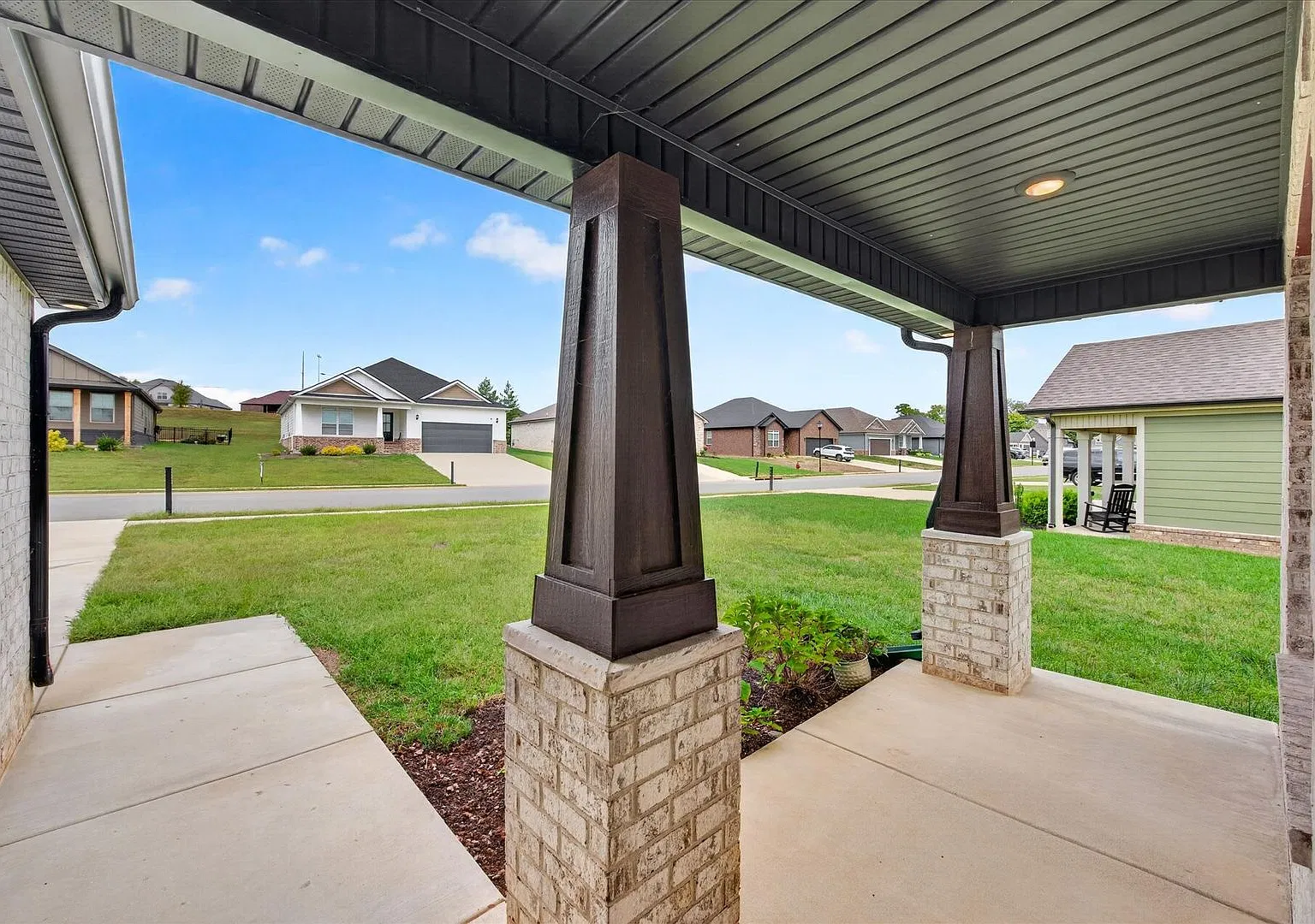 Like New - 3 Bedroom House In The Beautiful Hereford Farms Community! — Photo 3