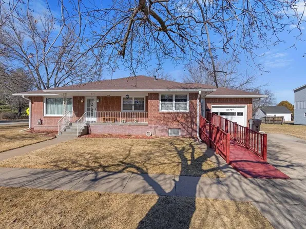 104 E 9th St, Schuyler, NE 68661