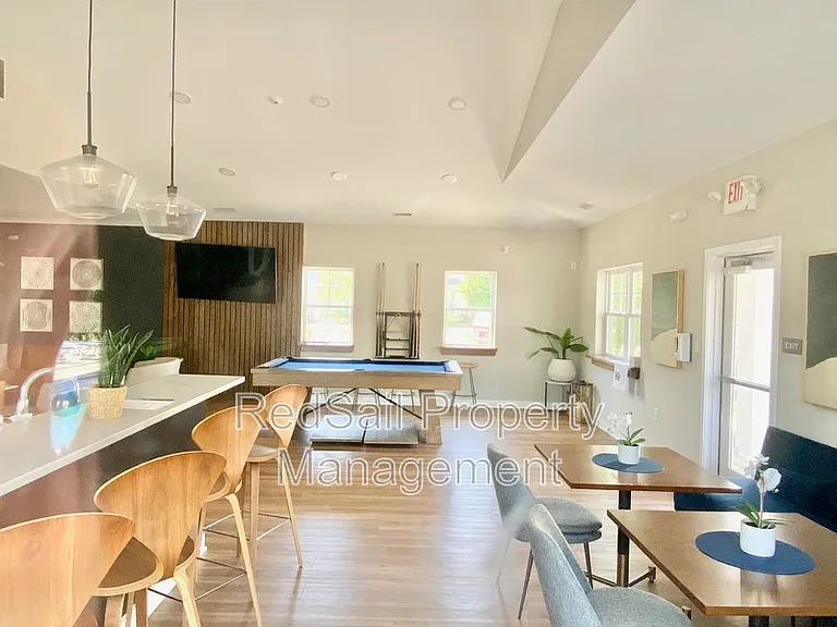 208 Fishers Ct — Photo 32
