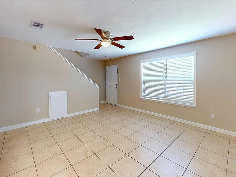 210 W G St — Photo 5
