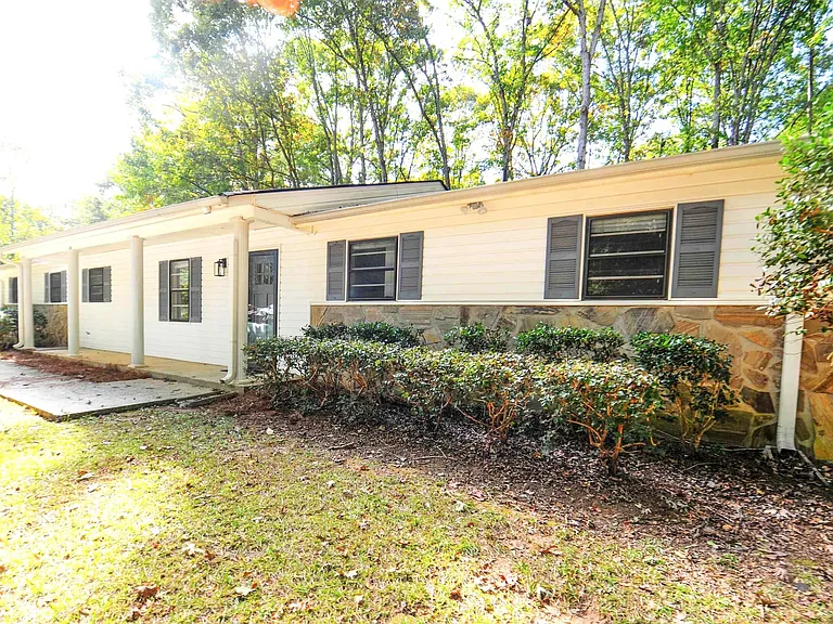 125 Brooks Dr — Photo 2