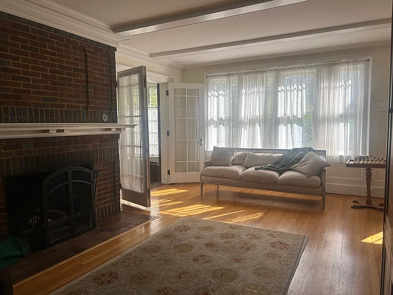 611 Glen St — Photo 5
