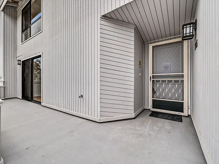 305 Columbia St — Photo 15
