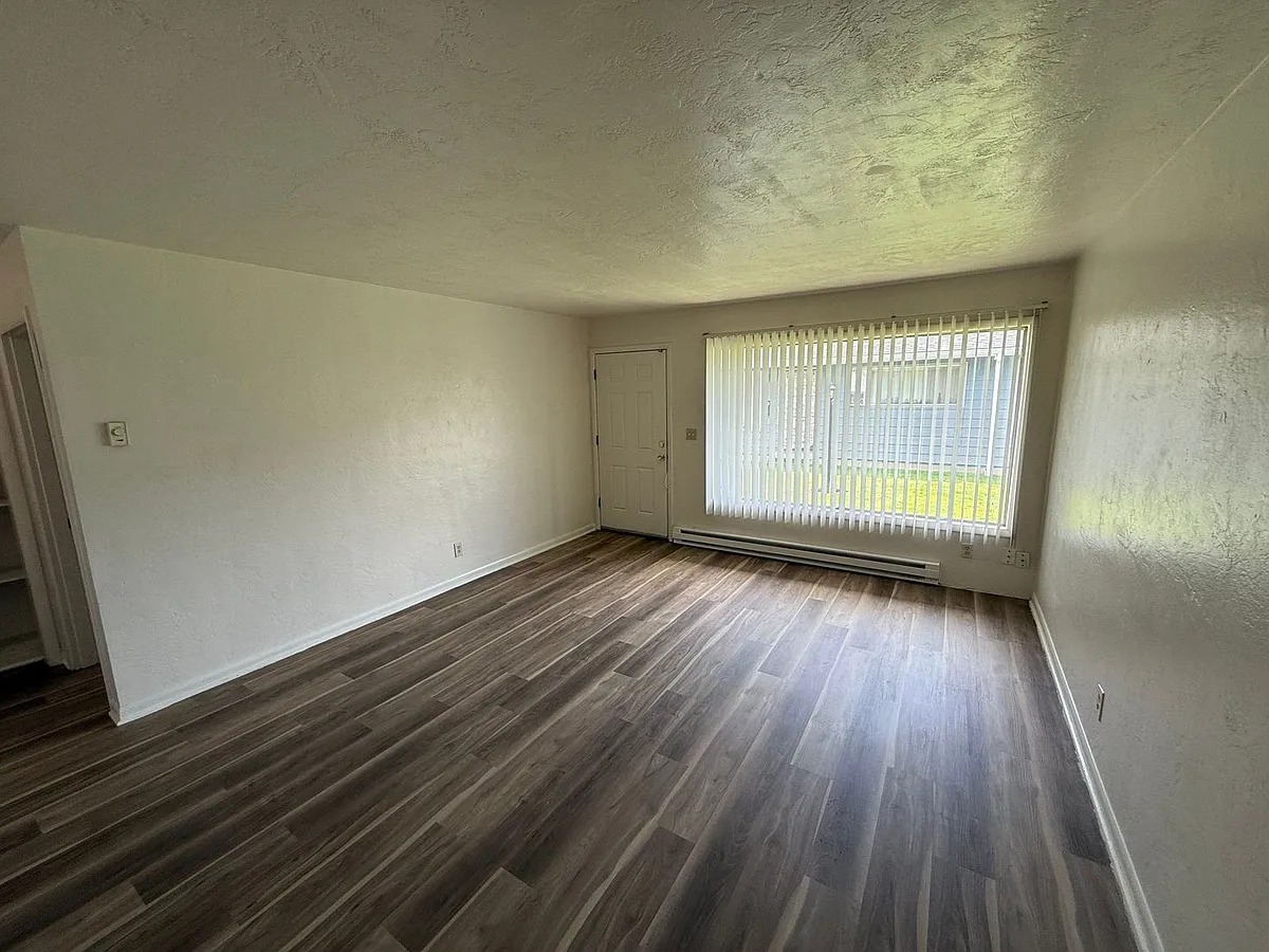 Building Photo - 1835 Beach Ave NE #8
