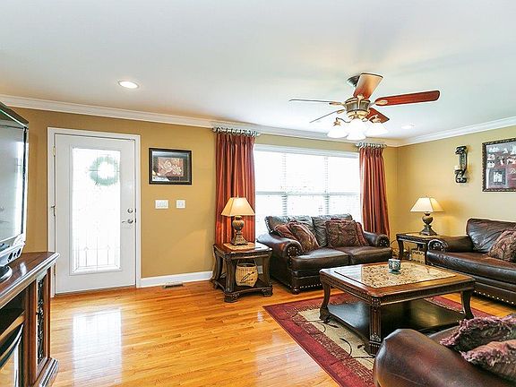 4th image of 213 General Cleburn Dr