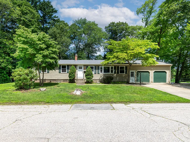 7 Jay Dr — Photo 1