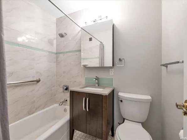 61-20 Grand Central Parkway image 16 of 23