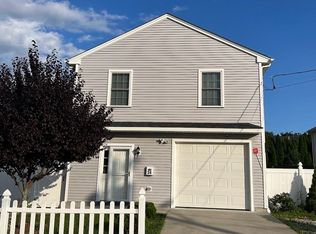 24 Manchester St, Fall River, MA 02721