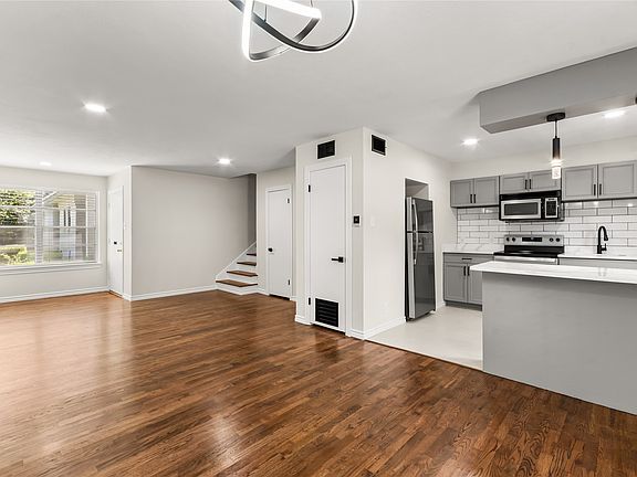 3rd image of 4941 N Hall St