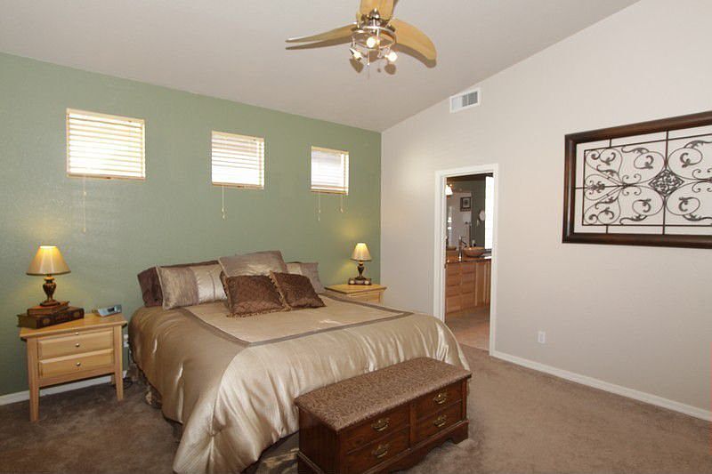 1st image of 990 W Thornbush Pl