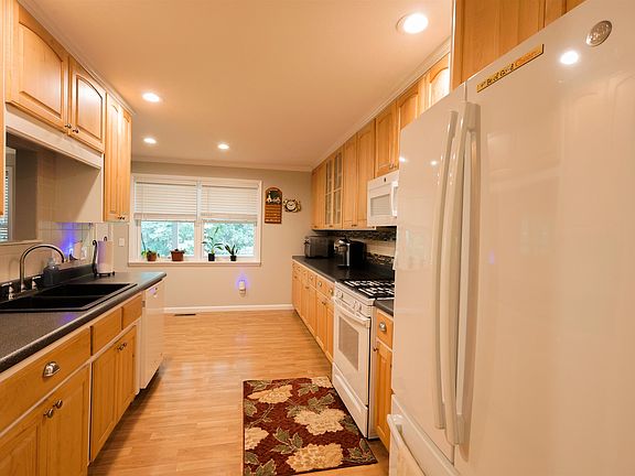 4th image of 684 Townsend Ln