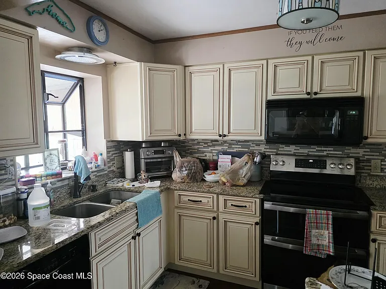 870 Spirea Dr — Photo 5