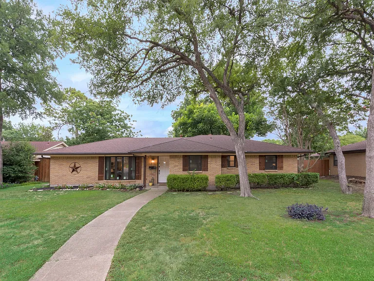 1718 Westminster Dr — Photo 1