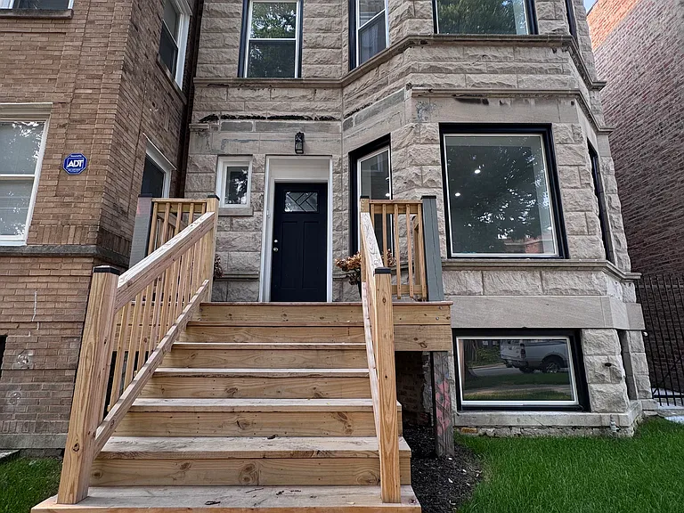 W Monroe St — Photo 1