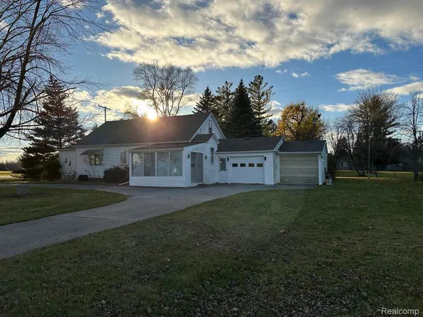 343 Grindstone Rd, Port Austin, MI 48467