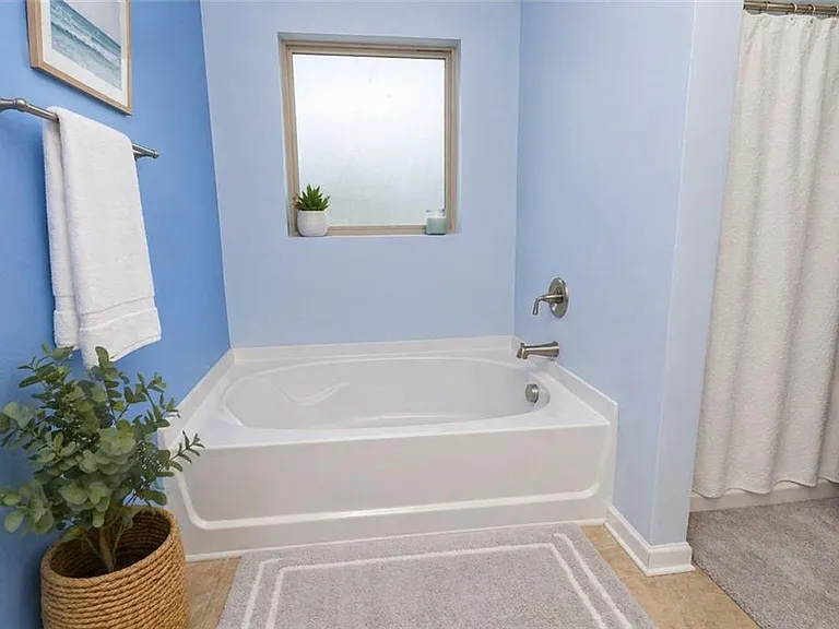 2084 Sawgrass Dr — Photo 11