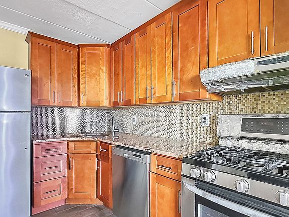 4th image of 35-20 147th St Unit Ph2f