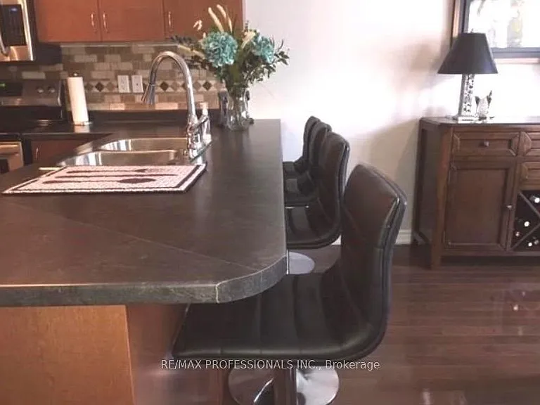2351 Lakeshore Rd W #3 — Photo 5