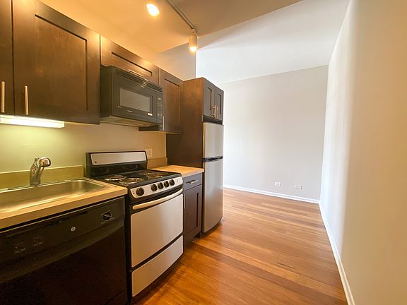 2nd image of 520 W Wellington Ave #5B