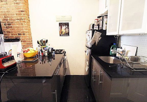 3rd image of 340 W 71st St #9